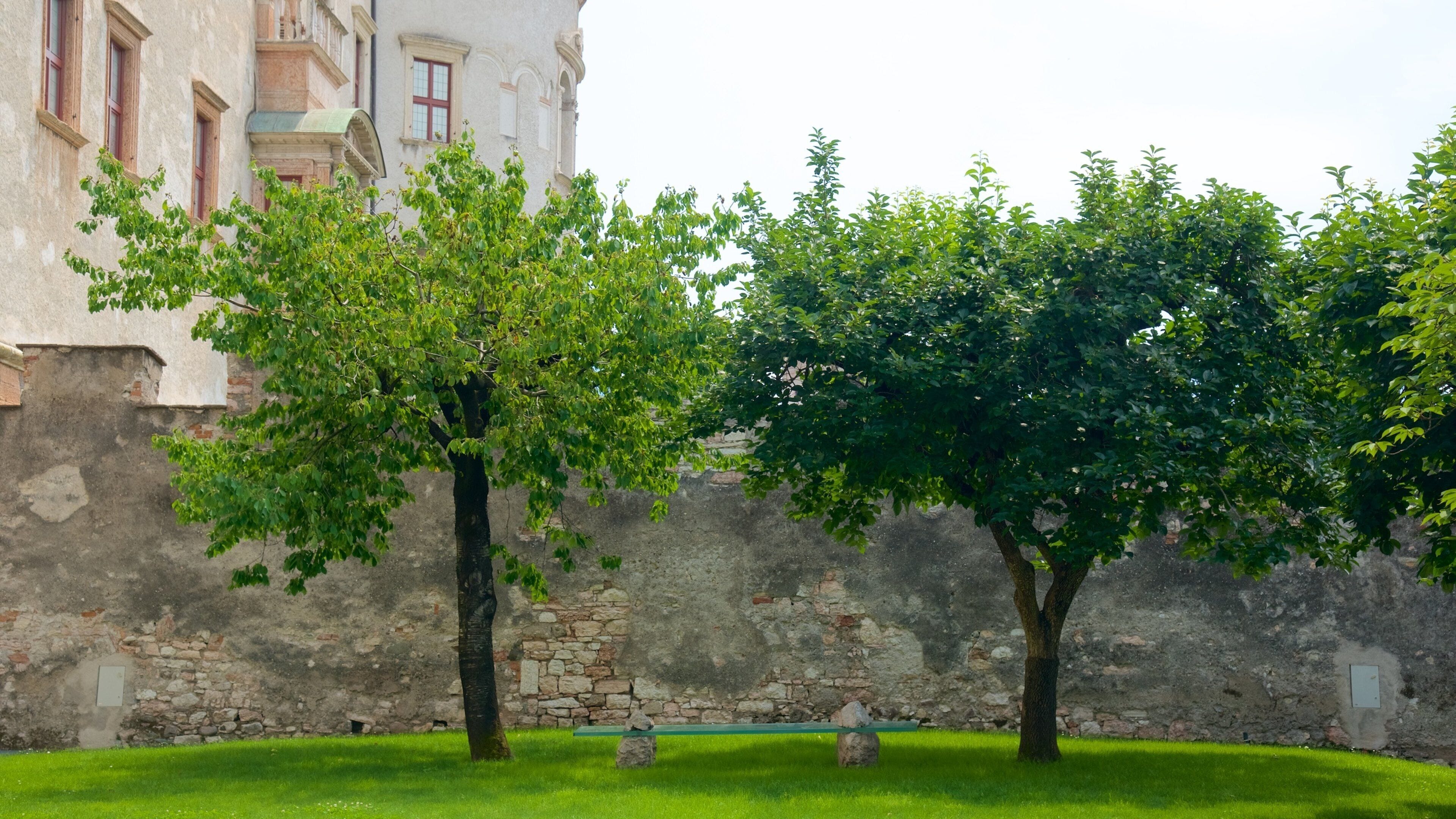 Castello del Buonconsiglio som inkluderar en trädgård