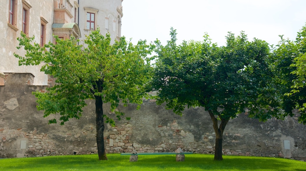 Castello del Buonconsiglio som inkluderar en trÀdgÄrd