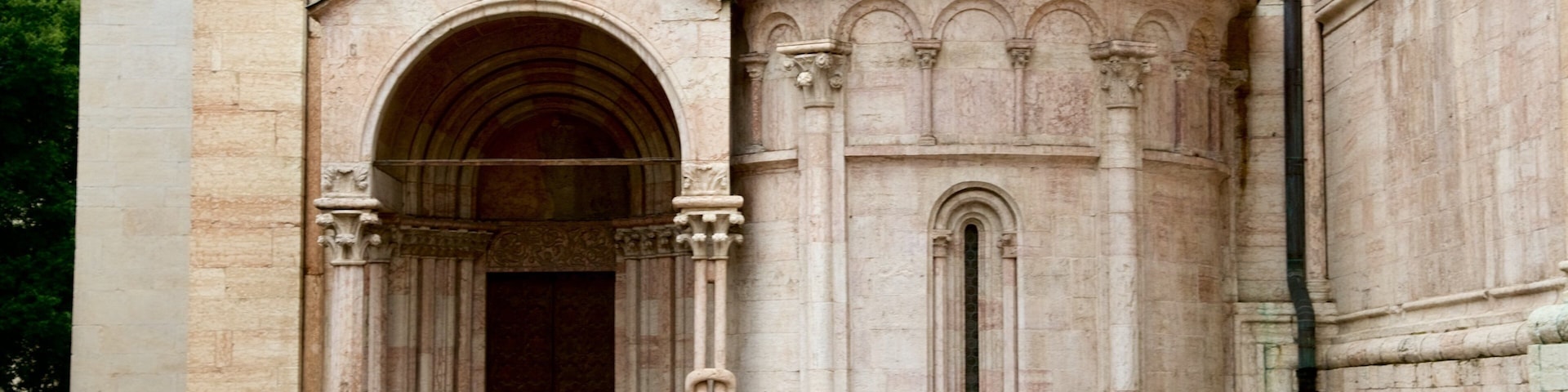 Catedral de Trento caracterizando uma igreja ou catedral e arquitetura de patrimônio