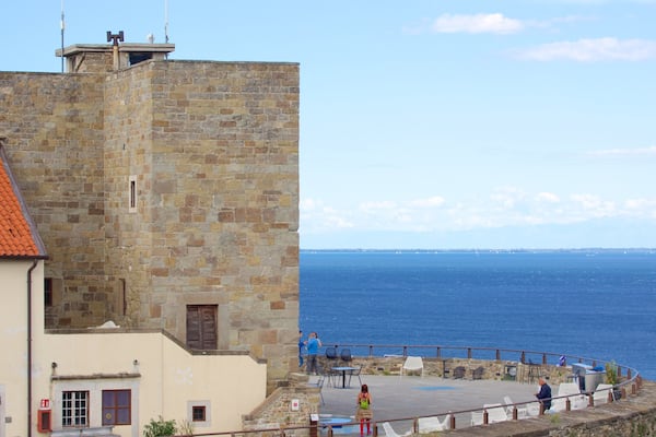 Castello di San Giusto mit einem allgemeine KĂŒstenansicht, Burg und Ansichten