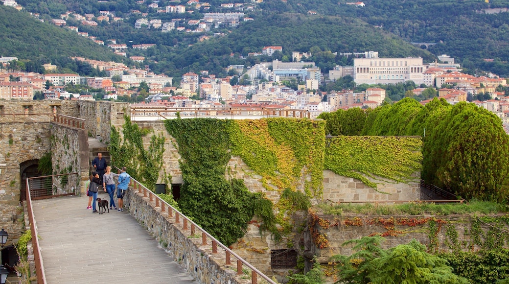 聖朱斯托城堡 呈现出 城市 和 橋梁 以及 家庭