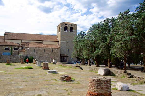 Cathedral of San Giusto showing heritage elements and a church or cathedral