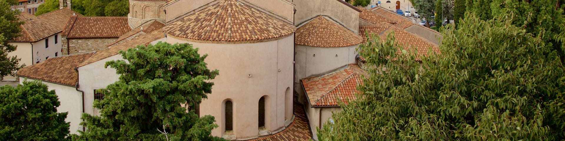 Cathedral of San Giusto mit einem Kirche oder Kathedrale und allgemeine KĂŒstenansicht