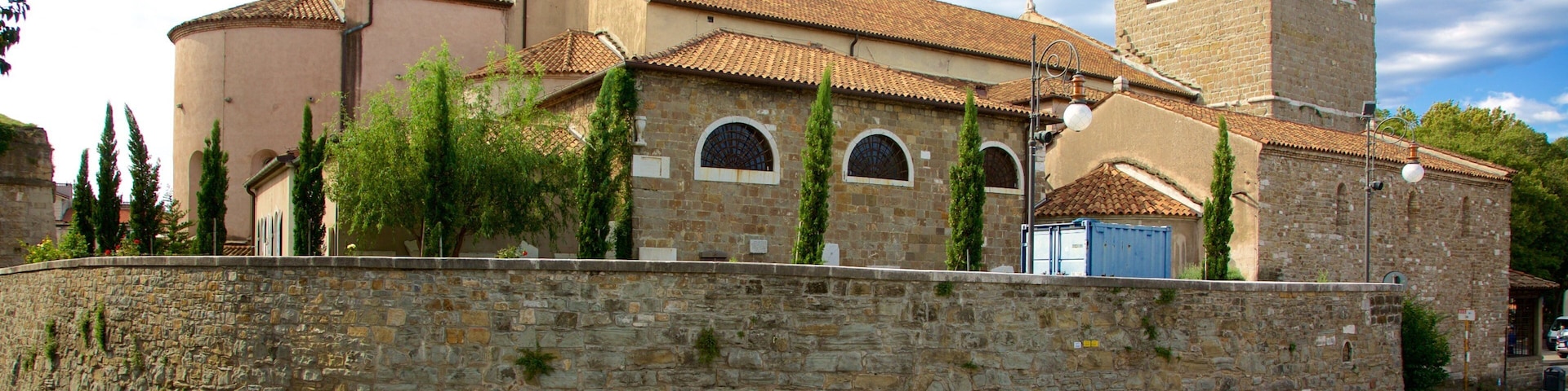 Catedral de San Giusto que inclui uma igreja ou catedral
