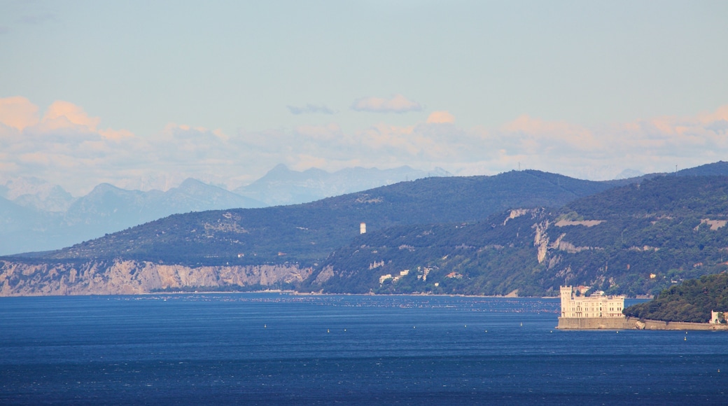 Miramare Slot som omfatter udsigt over kystområde