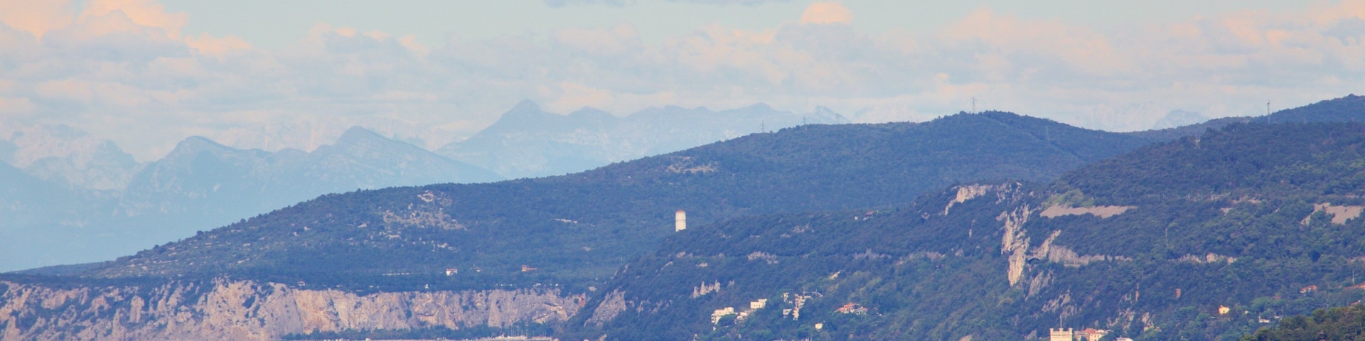 Castelo Miramare mostrando paisagens litorâneas