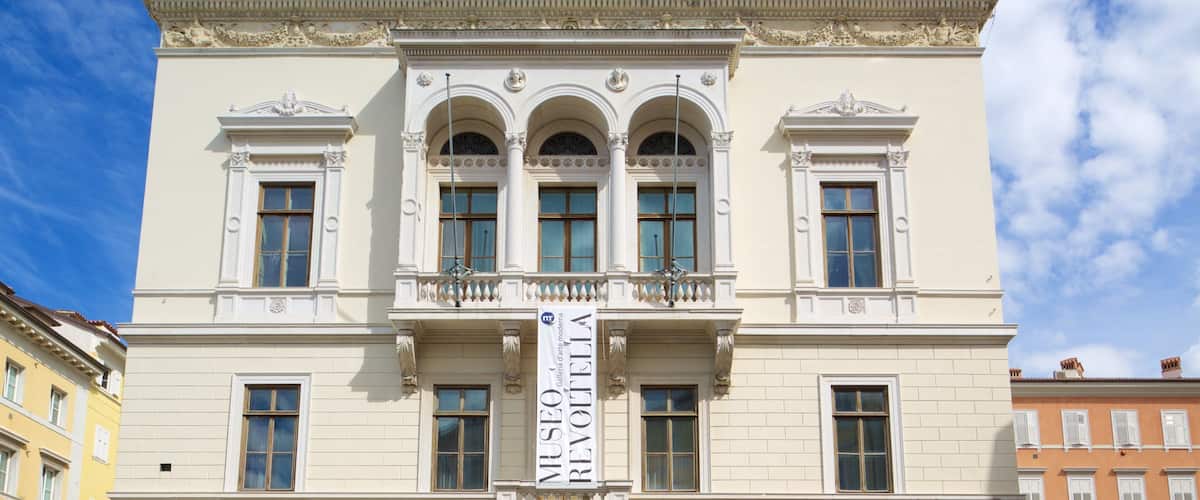 Museo Revoltella das einen Beschilderung und historische Architektur