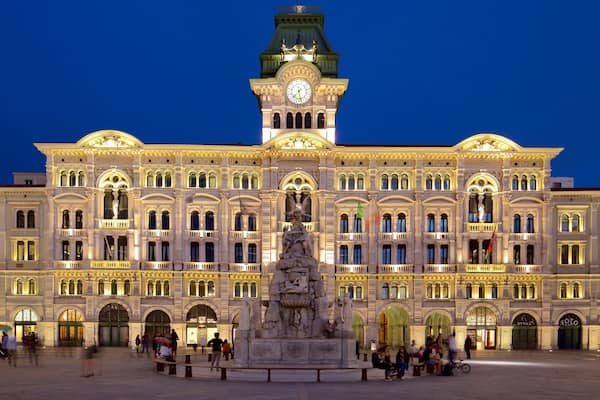 Palazzo del Municipio mostrando arquitectura patrimonial, una plaza y una estatua o escultura