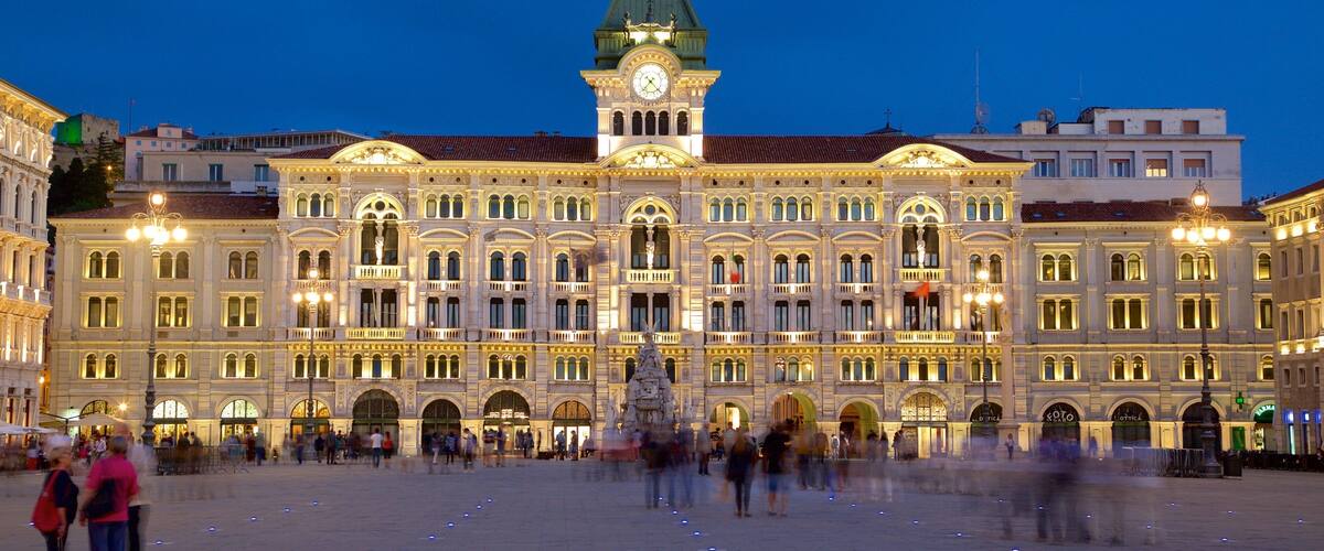 Palazzo del Municipio bevat een overheidsgebouw, nachtleven en historische architectuur