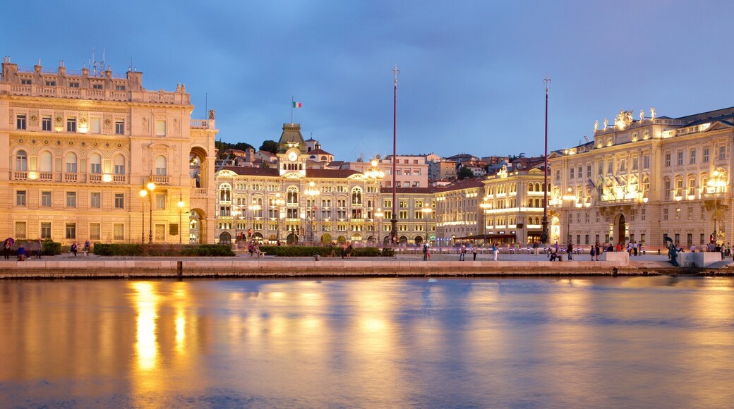 尤尼塔廣場 呈现出 綜覽海岸風景, 夕陽 和 廣場