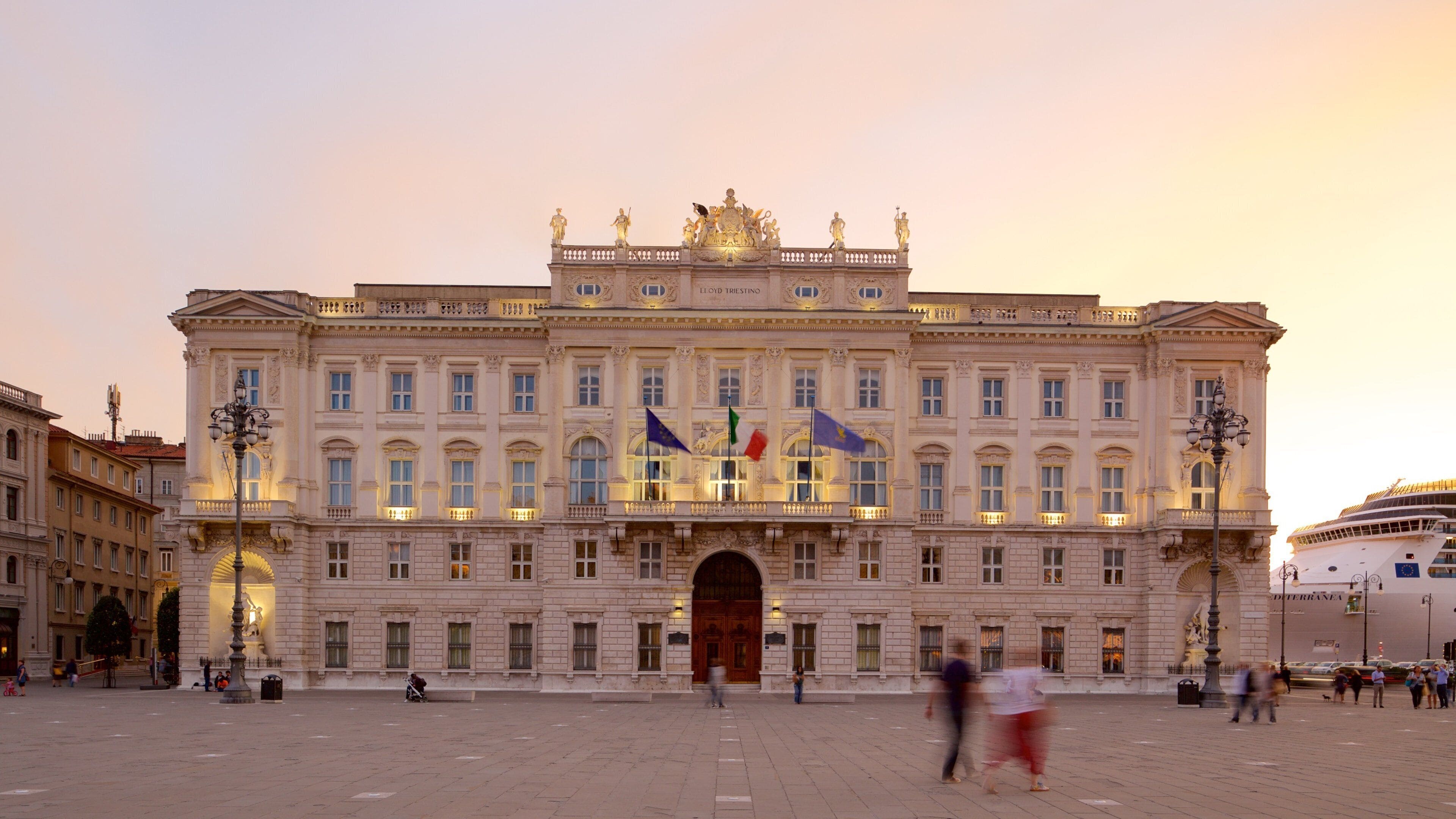 Piazza dell\'Unita featuring a sunset, an administrative buidling and a square or plaza