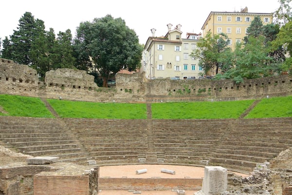 Teatro Romano mostrando ruinas de edificios