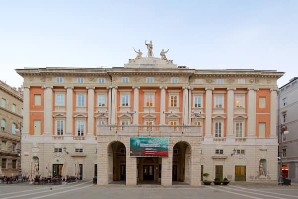 Teatro Lirico Giuseppe Verdi ofreciendo un parque o plaza y patrimonio de arquitectura