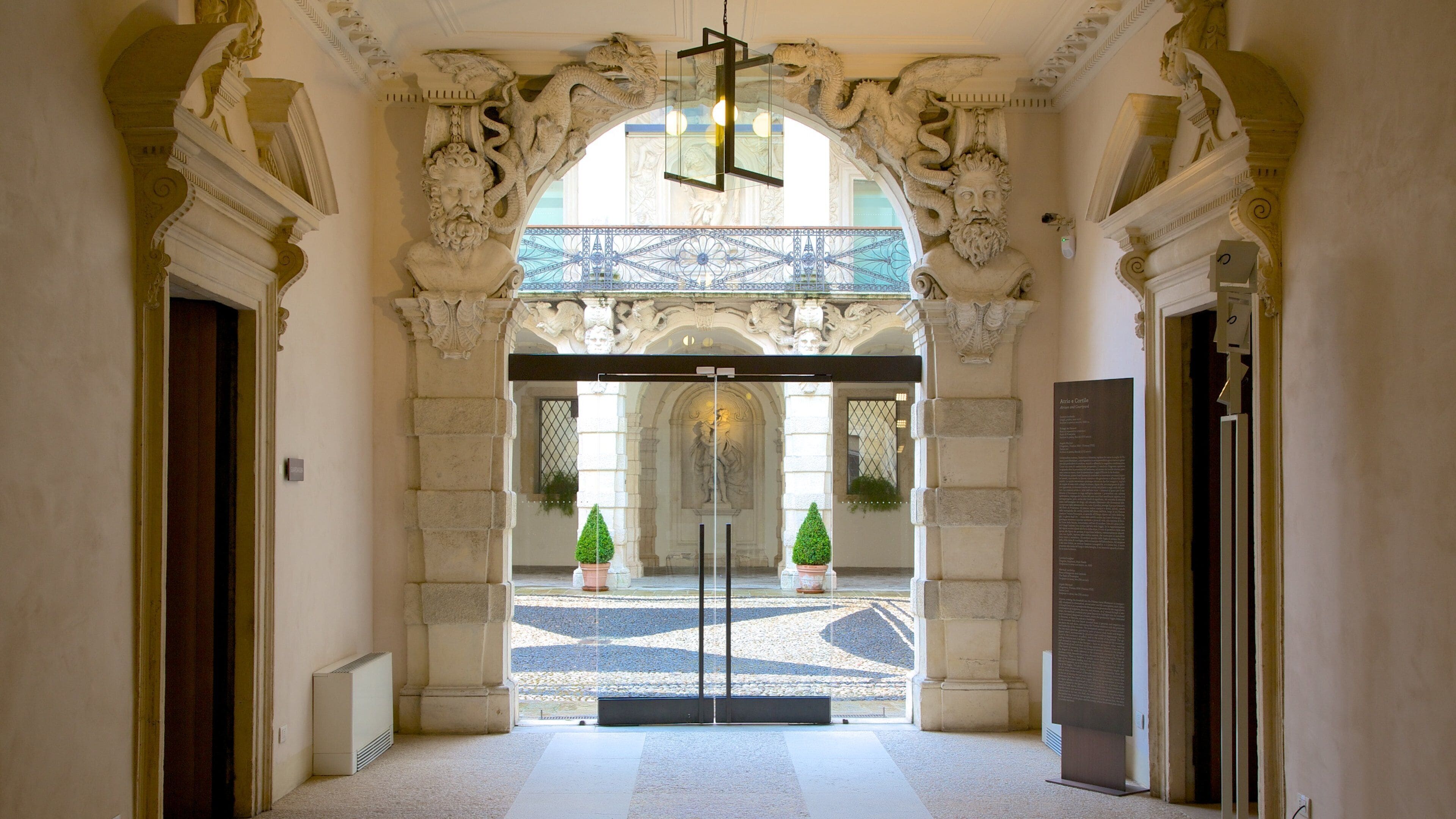 Gallerie di Palazzo Leoni Montanari som inkluderer hus og innendørs