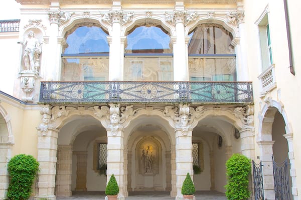 パラッツォ レオーニ モンタナーリ美術館 どの含み 家屋 と 遺跡