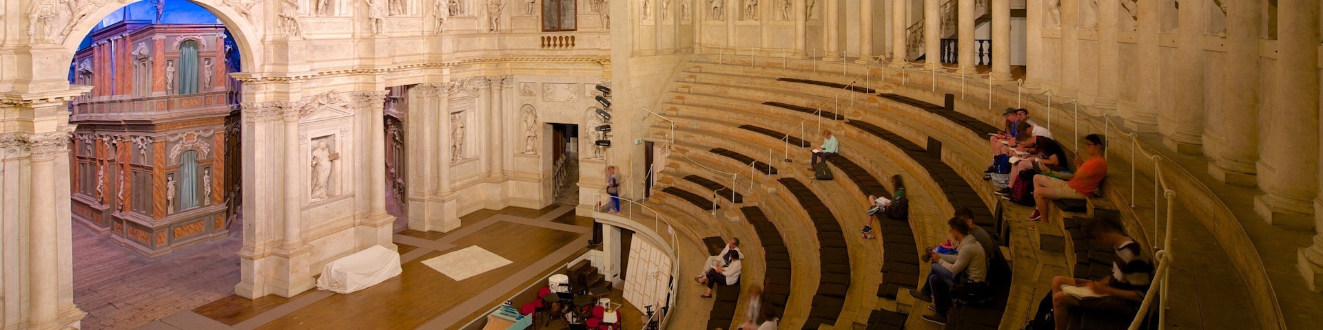 Vicenza mostrando vistas internas e cenas de teatro