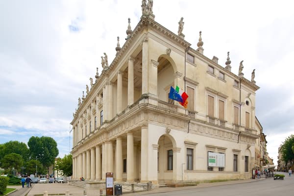 パラッツォ キエリカーティ どの含み シャトーあるいは宮殿, ストリート シーン と 行政建造物