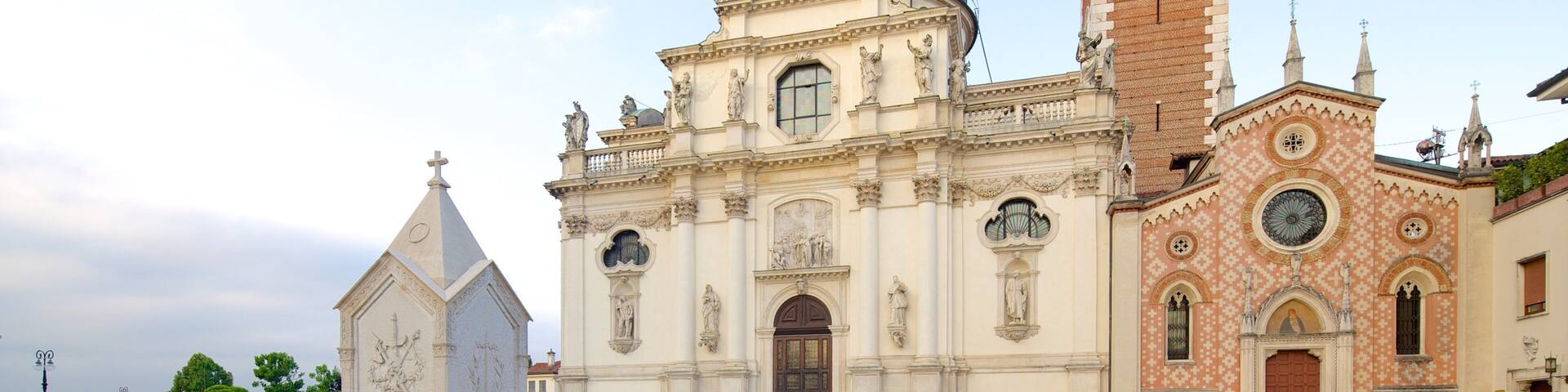 Una iglesia histórica con una cúpula destacada y un campanario.