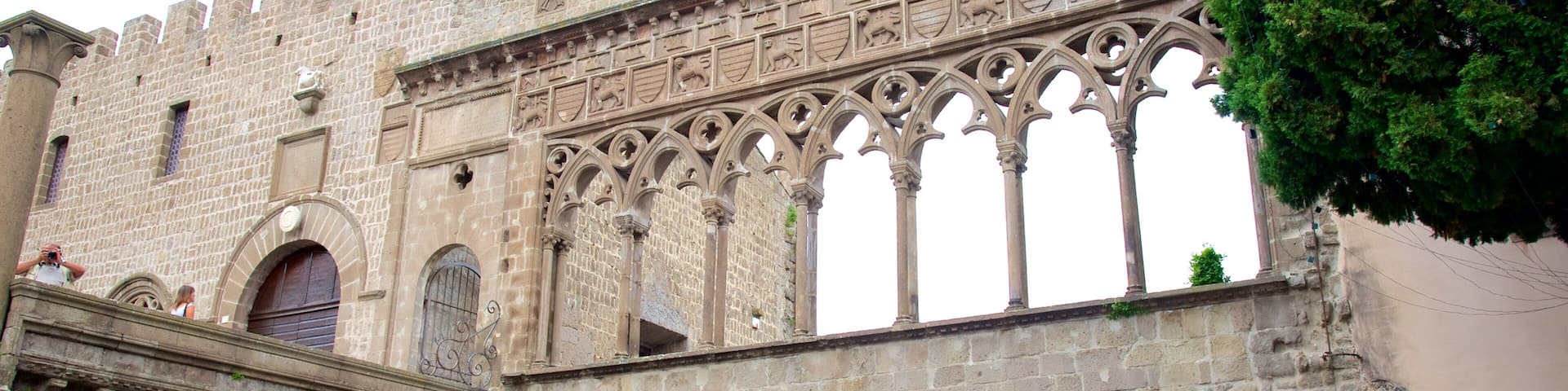Viterbo showing heritage architecture and a bridge