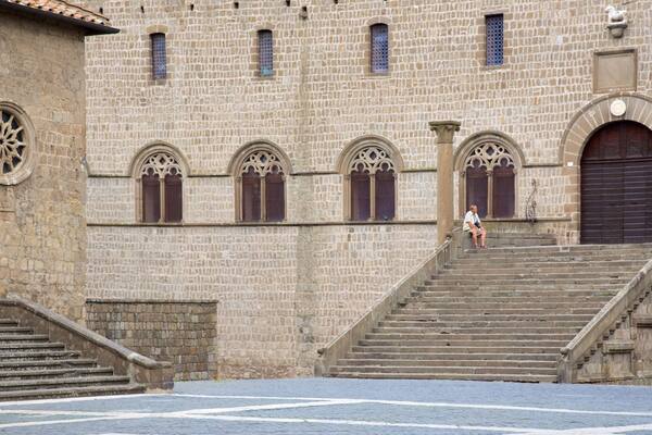 Viterbo mostrando patrimonio de arquitectura y un parque o plaza