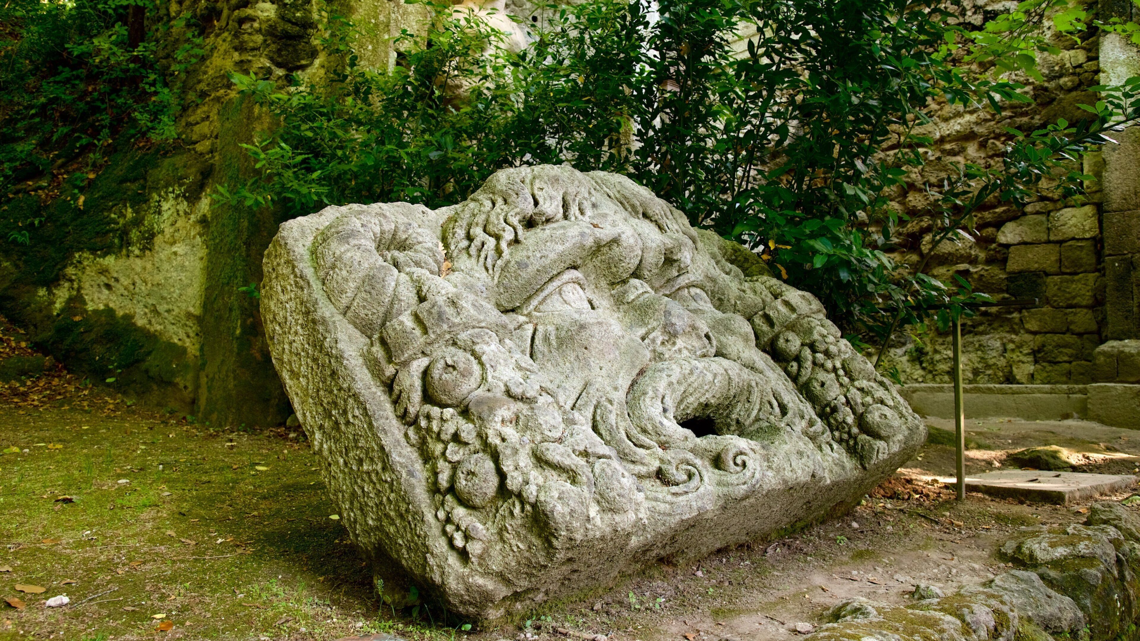 Parco dei Mostri inclusief een standbeeld of beeldhouwwerk en een park