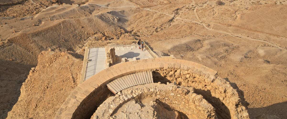 Nationalpark Masada das einen Wüstenblick und Ruine