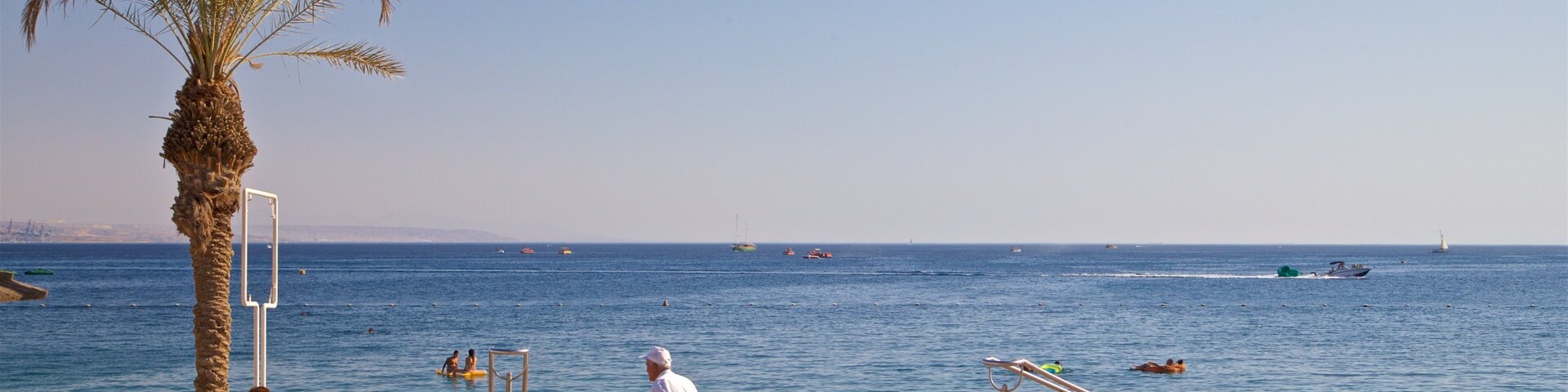Plage du Nord qui includes vues littorales aussi bien que petit groupe de personnes