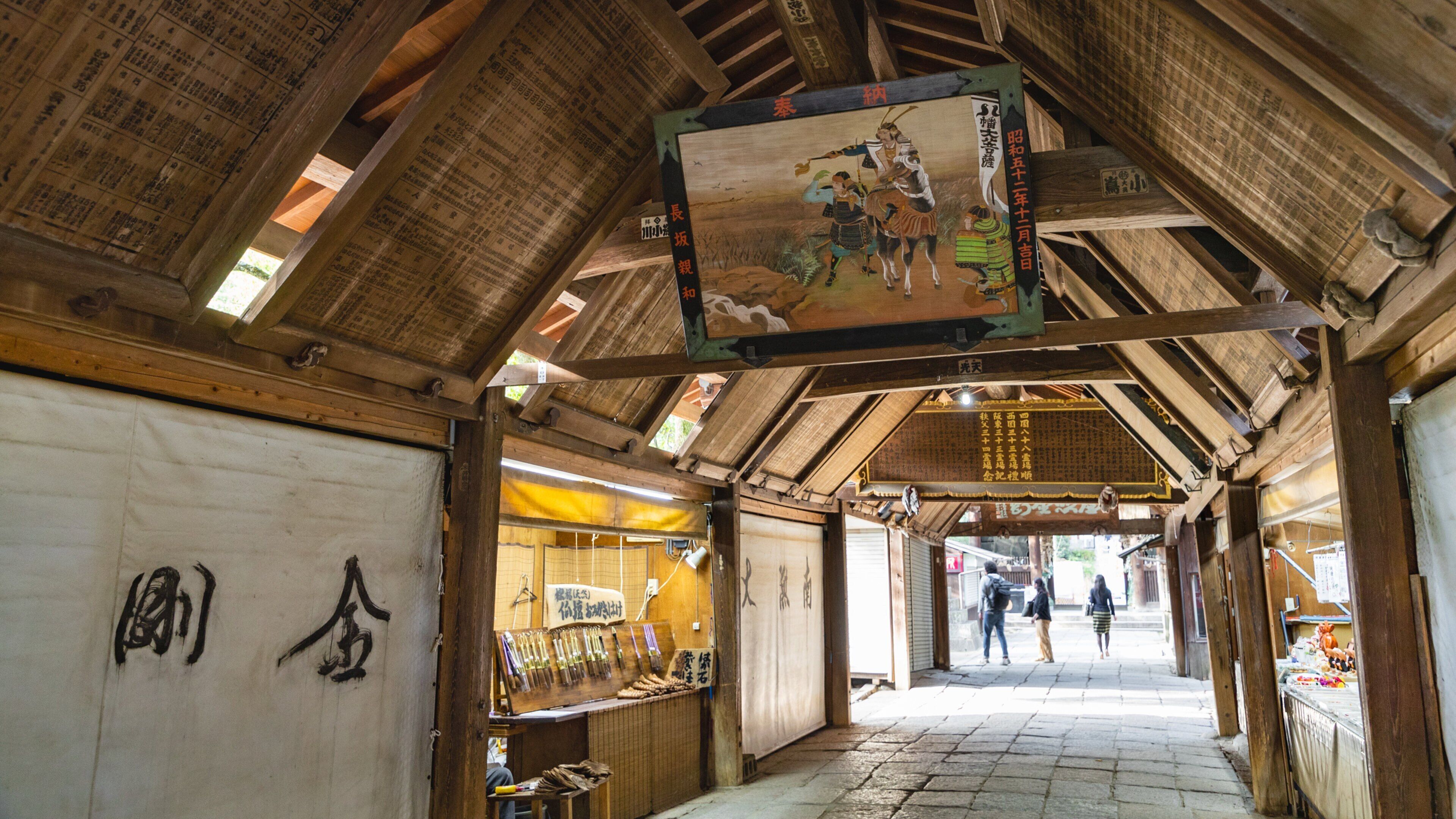 Ishite Temple which includes art, heritage elements and interior views