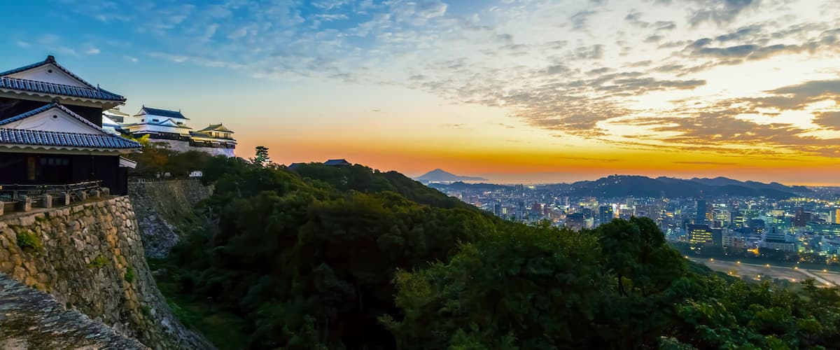 Arquitectura japonesa tradicional, un paisaje urbano y una puesta de sol.