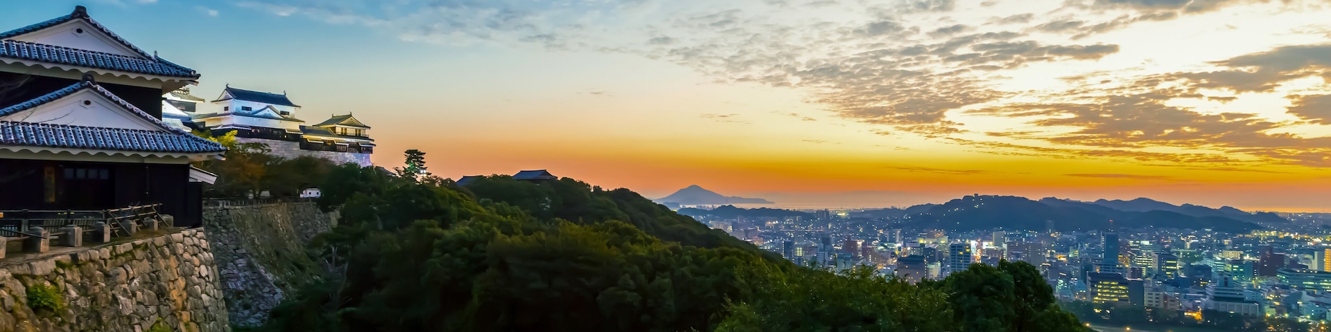 Arquitectura japonesa tradicional, un paisaje urbano y una puesta de sol.