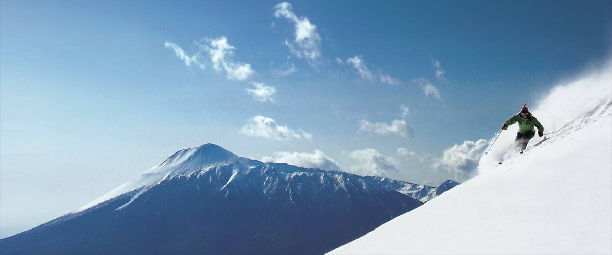 Appi Kogen Ski Resort which includes snow skiing, mountains and snow