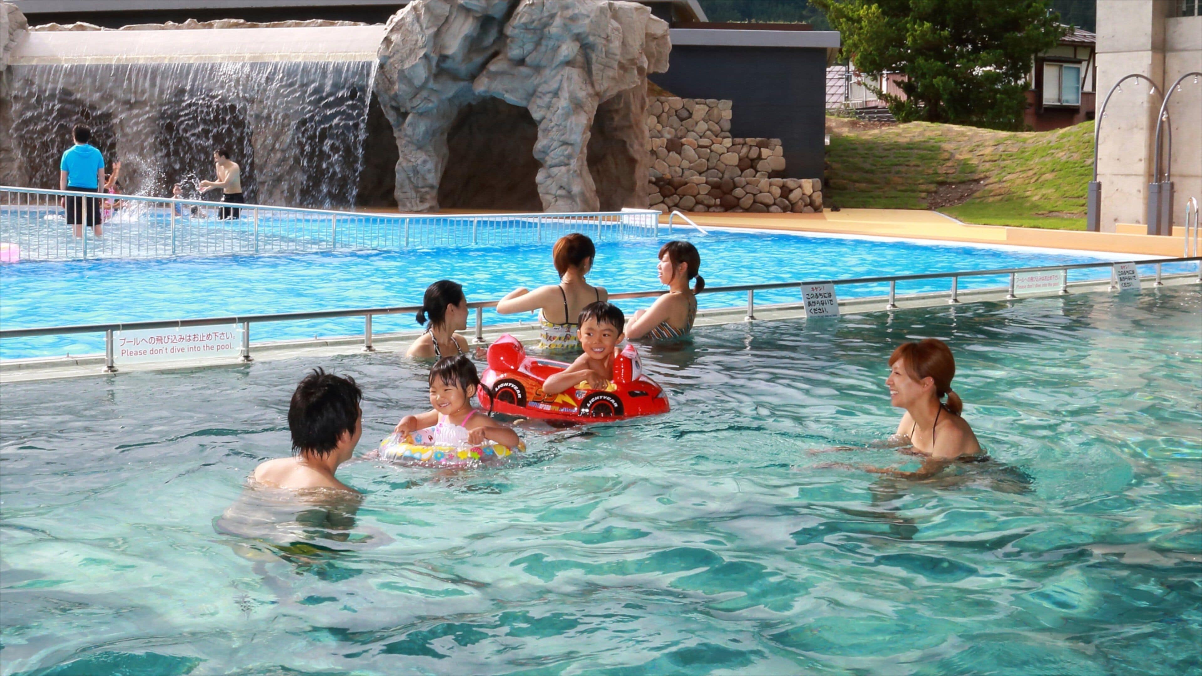 Estación de esquí de Nozawa Onsen que incluye una alberca y natación y también niños