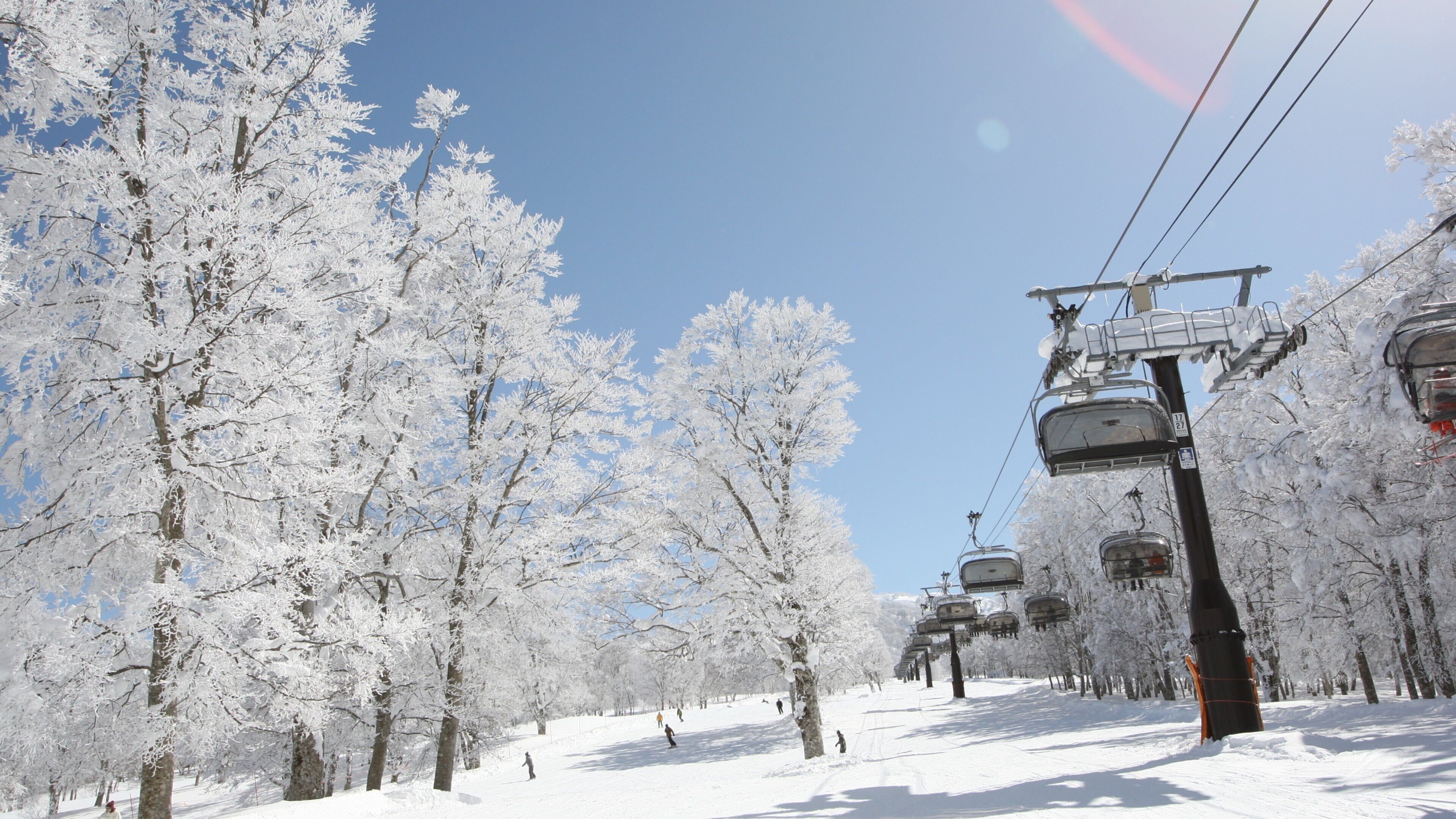 Nozawa Onsen snøferiested som viser snø og gondolbane