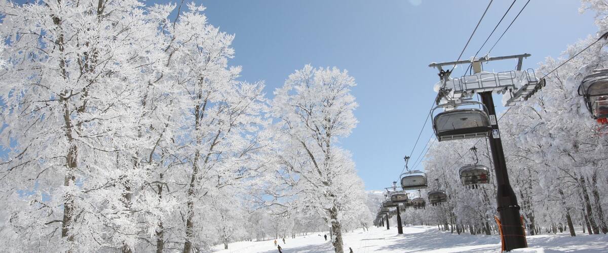 Wintersportplaats Nozawa Onsen inclusief een gondel en sneeuw