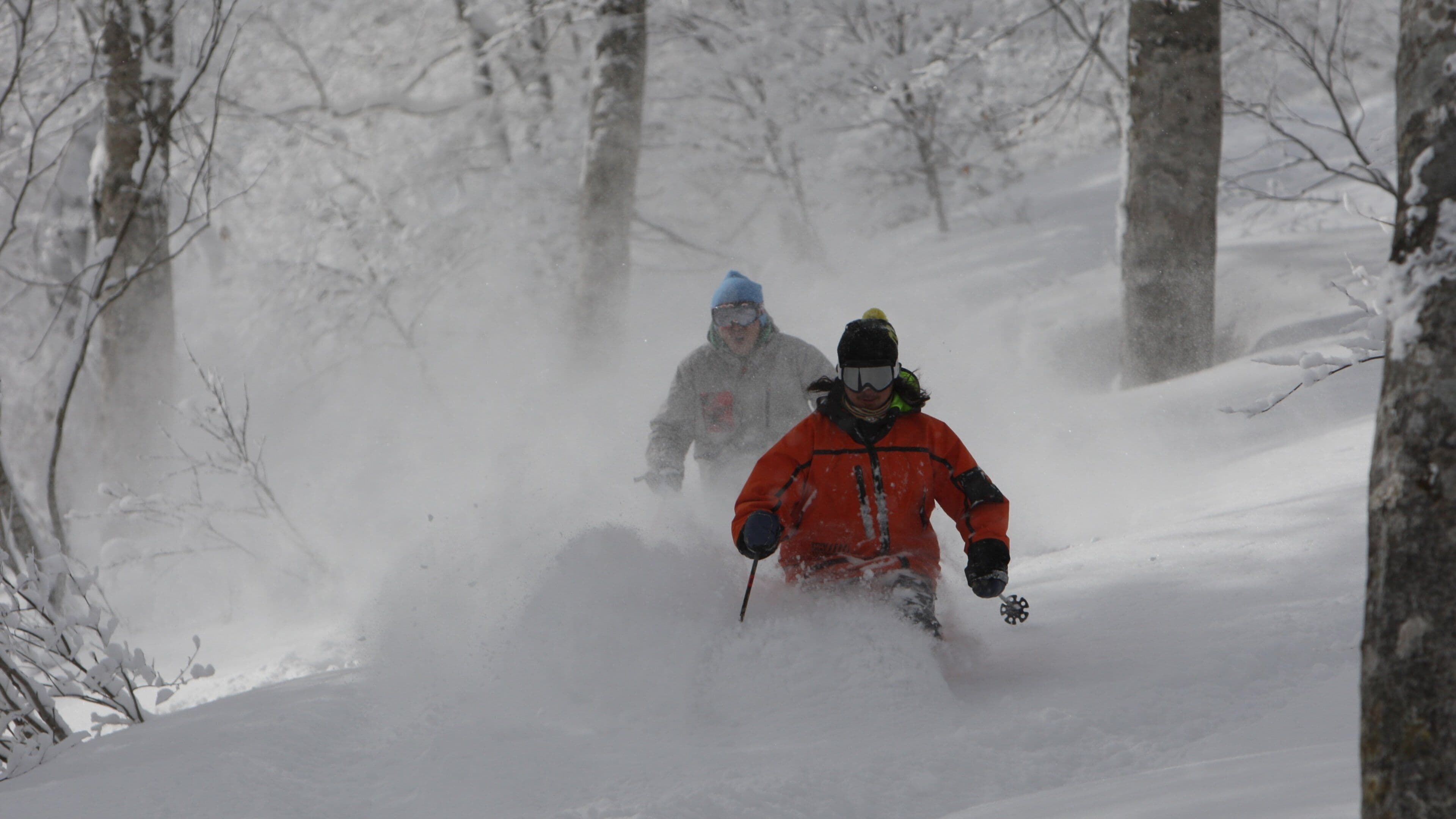 Nozawa Onsen Sneferiested som omfatter skiløb og sne