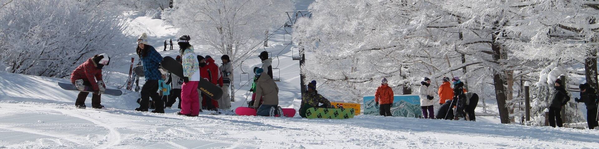 Nozawa Onsen Snow Resort showing snowboarding and snow as well as a large group of people