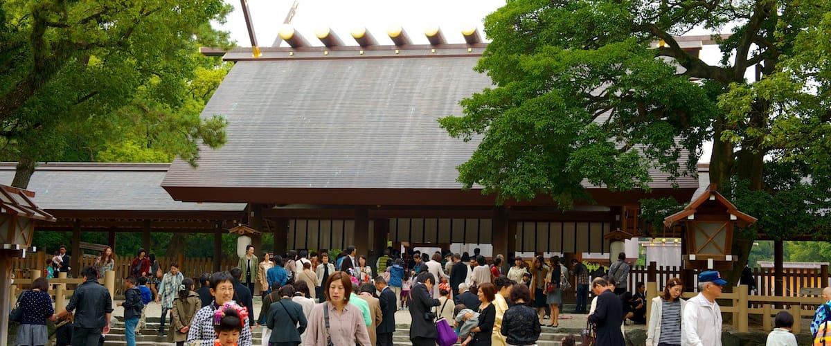 Đền Atsuta trong đó bao gồm đền chùa và yếu tố tôn giáo cũng như nhóm lớn