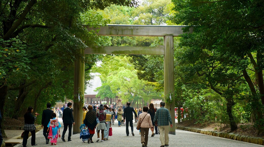 Atsuta Jingu Shrine showing a park and street scenes as well as a large group of people