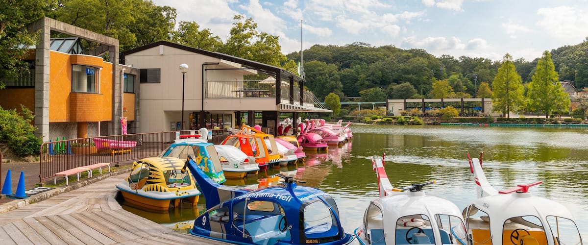 Higashiyama Zoo and Botanical Garden showing boating and a pond