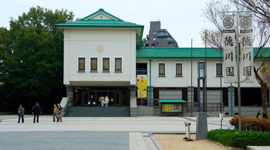 名古屋市立美術館 呈现出 街道景色 以及 一大群人