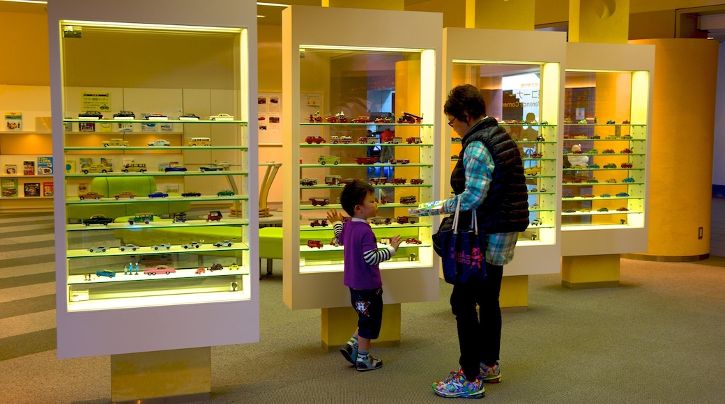 トヨタ博物館 表示 屋内の眺め 及び 少数の人々