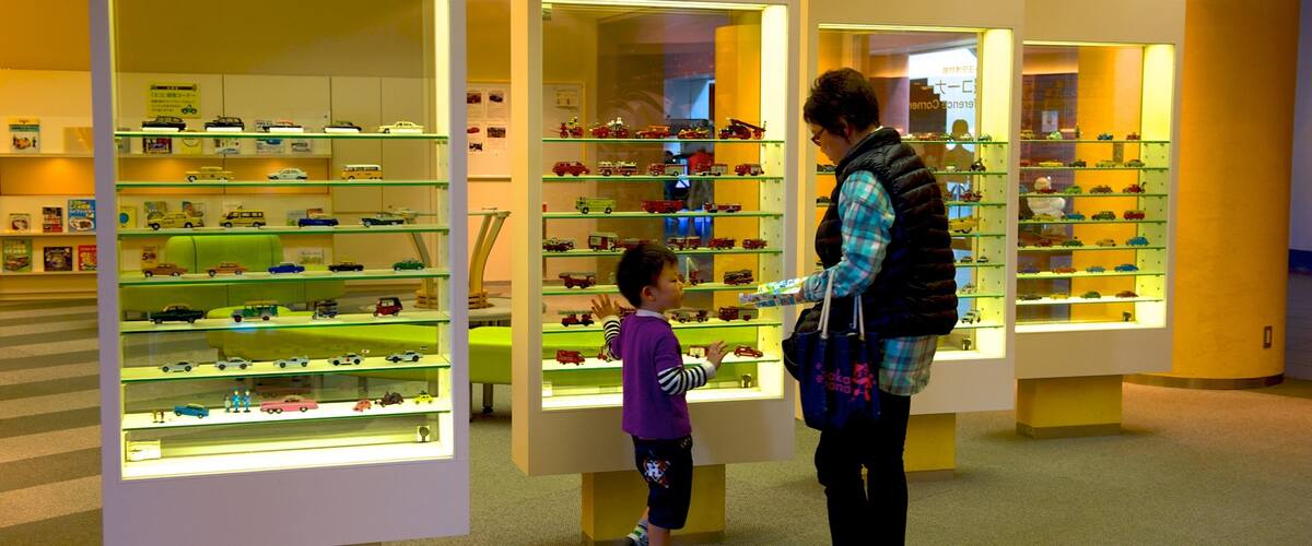 豐田汽車館 呈现出 內部景觀 以及 小群人