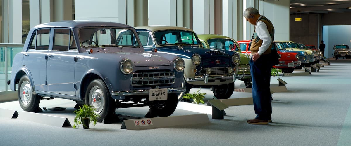 Museo Conmemorativo de Tecnología e Industria de Toyota que incluye vistas interiores y también un hombre