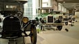 Una collezione di auto d'epoca esposta in un museo.