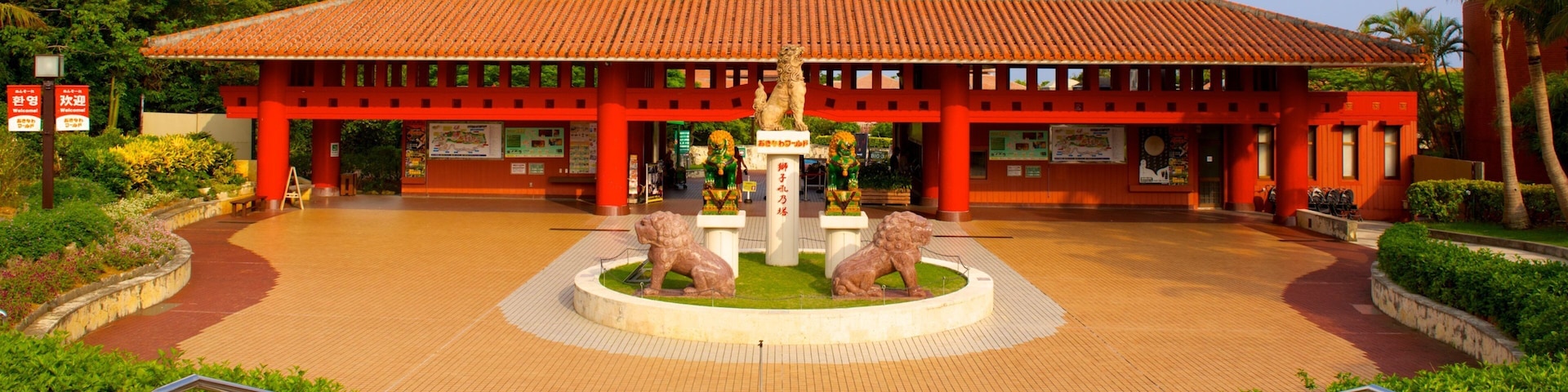 Okinawa World que inclui uma praça ou plaza e arquitetura de patrimônio