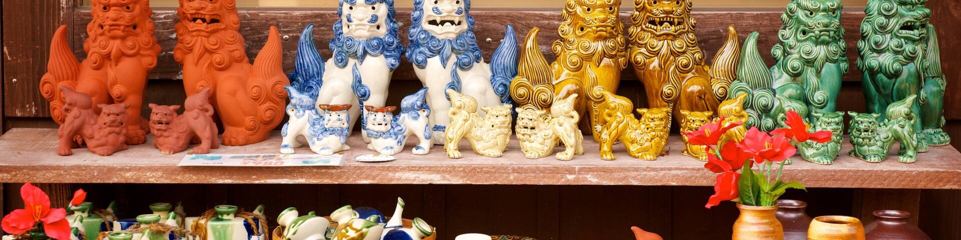 Una variedad de figuritas y cerámica de colores expuestos.