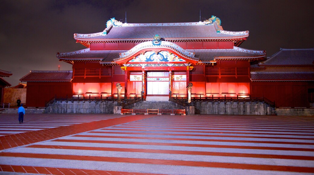 Castillo de Shuri que incluye patrimonio de arquitectura, escenas nocturnas y un parque o plaza