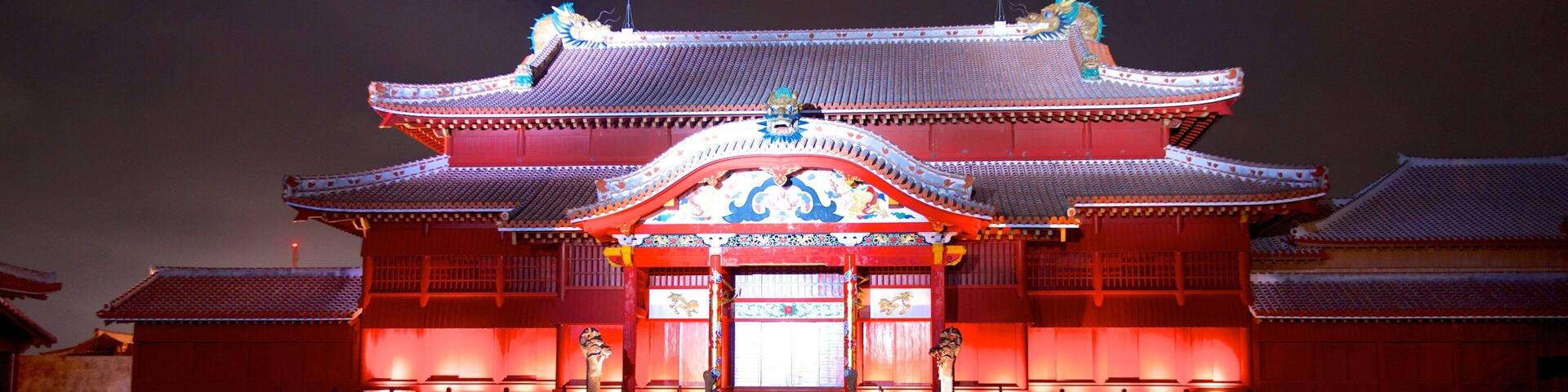 Un edificio japonés tradicional con fachada roja y detalles ornamentales.