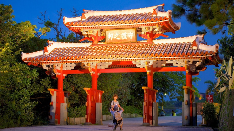 Castillo de Shuri ofreciendo escenas nocturnas y patrimonio de arquitectura