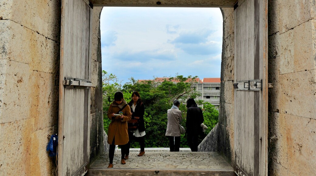 首里城 どの含み 遺跡 と シャトーあるいは宮殿 及び 少数の人々